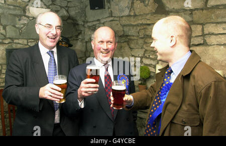 Der konservative Führer William Hague, rechts, teilt sich ein Pint mit dem schottischen konservativen Führer David McLetchie, links, und dem lokalen Kandidaten John Scott im Anchorage Pub in Ayr, um die bevorstehende Nachwahl in Ayr vorzubereiten. Stockfoto