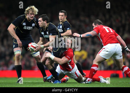 Rugby Union - RBS 6 Nations Championship 2012 - Wales / Schottland - Millennium Stadium. Der schottische Sean Lamont wird vom walisischen Andy Powell während des RBS Six Nations-Spiels im Millennium Stadium in Cardiff angegangen. Stockfoto