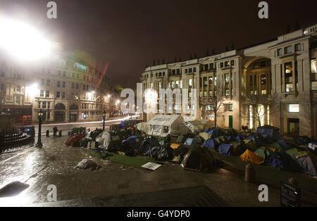 Occupy London Stock Exchange Protest. Ein Blick auf die Zelte am Standort von Occupy London, vor der St. Paul's Cathedral in der City of London. Stockfoto