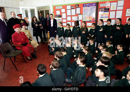 Königin Elizabeth II. Beobachtet, wie Kinder bei ihrem Besuch der Clerkenwell Parochial School in London zu ihr rappen. Stockfoto