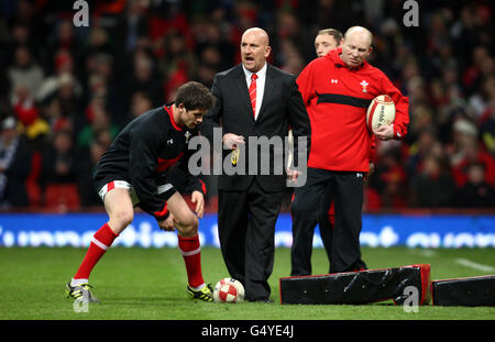 Rugby Union - RBS 6 Nations Championship 2012 - Wales / Schottland - Millennium Stadium. Sean Edwards, Trainer der Verteidigung von Wales Stockfoto