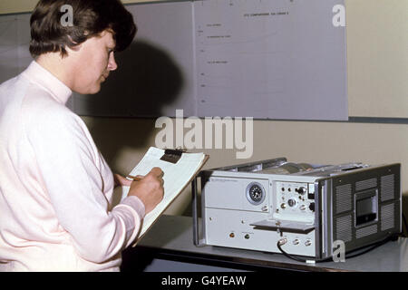 Frau Anne Strong aus Eastbourne überprüft eine Atomuhr am Royal Greenwich Observatory, das sich in der Nähe von Herstmonceux Castle, East Sussex, befindet Stockfoto