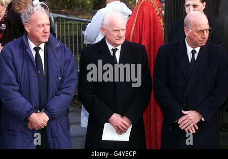 Fußballlegenden (l/R) Nat Lofthouse, Sir Tom Finney und Sir Bobby Charlton vor der St. Peter's Kirche in Stoke bei der Beerdigung von Sir Stanley Matthews. Ehemalige Tausende von Trauernden standen vor der Kirche, als der Gottesdienst über Lautsprecher an sie weitergeleitet wurde. Stockfoto