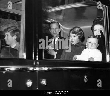 Königin Elizabeth II. Mit dem Baby Prinz Andrew, dem Prinzen von Wales, Prinzessin Anne und dem Herzog von Edinburgh, die von Sandringham aus von der Liverpool Street Station nach London zurückkehren. Stockfoto