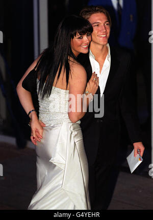 Die ehemalige Schauspielerin aus Eastenders wurde zusammen mit ihrem Verlobten Jonathan Barnham zur Popsängerin Martine McCutcheon und kam zu den Brit Awards 2000 am Earls Court im Westen Londons an. Stockfoto