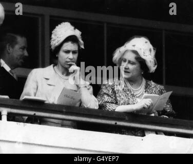 Queen Elizabeth II und die Queen Mother studieren Rennkarten in der Royal Box am Oaks Day in Epsom, Surrey. Sie sahen den Eintrag der Königin "Highlight", beenden unplatziert. Stockfoto