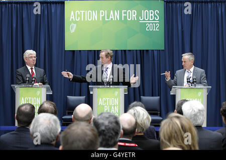 Taoiseach Enda Kenny mit Tanaiste Eamon Gilmore (links) und Minister für Jobs, Unternehmen und Innovation Richard Bruton im ICON Building in Leopardstown, Dublin bei der Bekanntgabe des Aktionsplans für Arbeitsplätze durch die Regierung, der plant, 200,000 Arbeitsplätze über zwei vierjährige Unternehmenszyklen zu schaffen. Stockfoto