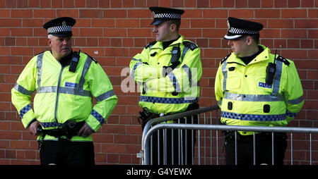 Polizeibeamte stehen vor dem Ibrox-Stadion, dem Heimstadion des Rangers Football Club, in Glasgow, das legale Papiere eingereicht hat, die ihre Absicht signalisieren, in die Verwaltung einzutreten. Stockfoto