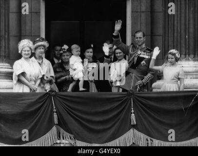Von links nach rechts; die Mutter der Königin; die Königliche Prinzessin; Prinzessin Alice, Gräfin von Athlone; Königin Elizabeth II. Hält Prinz Andrew, Prinz Richard von Gloucester und seine Mutter, Prinzessin Alice, Herzogin von Gloucester, den Herzog von Edinburgh und Prinzessin Anne, auf dem Balkon des Buckingham Palace nach der Trooping the Color Zeremonie. Stockfoto
