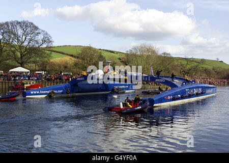 Der riesige Katamaran Team Philips des Seglers Pete Goss wird in Totnes, Devon, den River Dart hinunter geführt. Die Yacht wird die 12 Meilen stromabwärts nach Dartmouth fahren, um ihre Ausrüstung zu vervollständigen. Stockfoto