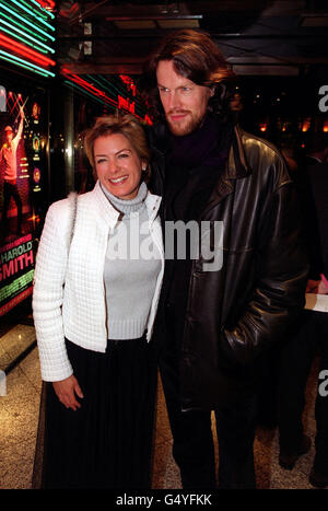 GMTV-Moderator Penny Smith, der am Empire Leicester Square zur Gala Charity Screening (zur Unterstützung von Comic Relief) von „Was auch immer mit Harold Smith passiert ist?“ eintraf. Stockfoto