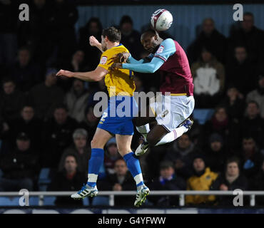 Carlton Cole von West Ham United und Frazer Richardson von Southampton kämpfen während des npower Football League Championship-Spiels im Upton Park, London, um den Ball. Stockfoto