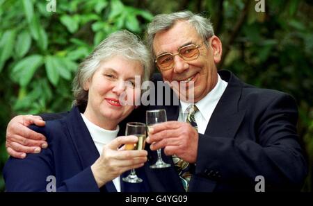 Lincolnshire Bauer Geoffrey Gillett mit seiner Frau Sally. Ein Grundbesitzer wurde angewiesen, eine 200,000 Farm und 100,000 Bargeld an einen Pächter zu übergeben, dem er versprochen hatte, sein Multi-Millionen-Pfund-Anwesen zu erben. * drei Richter des Berufungsgerichts gaben das Urteil ab, nachdem sie gehört hatten, dass der Pächter Gillett aus dem Willen herausgeschnitten und 1995 entlassen wurde, nachdem sein Chef Kenneth holt von einem jungen Auszubildenden-Anwalt besessen wurde und beschloss, ihm alles zu überlassen. Herr Gillett, 59, behauptete, dass der 85-jährige Herr holt ihm seit 1964 unwiderrufliche Versprechungen gemacht habe, dass er die Landwirtschaft erben würde Stockfoto