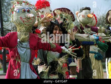 Birds of a Feather Schauspielerin Lesley Joseph nimmt an einer Kundgebung der Skylarks und Scarecrows am Marble Arch in London Teil, um den massiven Niedergang einst verbreiteter Arten wie der Feldlerche und dem Gelbhammer hervorzuheben. * Wildtierkämpfer befürchten, dass diese Vögel für zukünftige Generationen zu einem seltenen Anblick und Klang werden könnten. Andere Prominente wie die Schauspielerin Denise Van Ouen, der Sänger Jay Kay, der Comic Ali G und viele andere haben 20 Vogelscheuchen ihre Unterstützung und ihre Kleidung verliehen, die zwischen dem 10. Und 19. März in der Galerie der Skylarks and Scarecrows Exhibition im Oxo Tower Wharf öffentlich gezeigt werden. Stockfoto