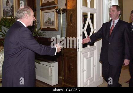 Der Verteidigungsminister Geoff Hoon (R) begrüßt den argentinischen Präsidenten Fernando de la Rua in seiner offiziellen Residenz, der Casa Rosada, in Buenos Aires. Dies ist das erste Mal, dass ein britischer Verteidigungsminister seit dem Falklandkonflikt 1982 mit einem argentinischen Präsidenten zusammentrat. Stockfoto