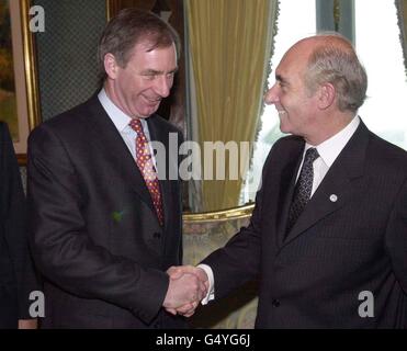 Der Verteidigungsminister Geoff Hoon (L) trifft den argentinischen Präsidenten Fernando de la Rua in seiner offiziellen Residenz, der Casa Rosada, in Buenos Aires. Dies ist das erste Mal, dass ein britischer Verteidigungsminister seit dem Falklandkonflikt 1982 mit einem argentinischen Präsidenten zusammentrat. Stockfoto