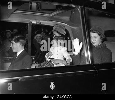 *gescannte low-res from Print* Queen Elizabeth II. Mit dem Prinzen von Wales, Prinzessin Anne und dem Baby Prinz Andrew, die vom Buckingham Palace zur Liverpool Street Station fahren, um sich anderen Mitgliedern der königlichen Familie in Sandringham während der Weihnachtsfeiertage anzuschließen. Stockfoto