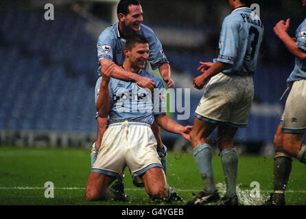 Michel Vonk (kniend) von Manchester City feiert den Treffer gegen Ipswich Town Mit Teamkollegen Mike Sheron (hinten) und Terry Phelan (rechts) Stockfoto