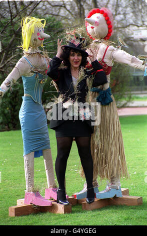 Birds of a Feather Schauspielerin Lesley Joseph nimmt an einer Kundgebung der Skylarks und Scarecrows am Marble Arch in London Teil, um den massiven Niedergang einst verbreiteter Arten wie der Feldlerche und dem Gelbhammer hervorzuheben. * Wildtierkämpfer befürchten, dass diese Vögel für zukünftige Generationen zu einem seltenen Anblick und Klang werden könnten. Andere Prominente wie die Schauspielerin Denise Van Ouen, der Sänger Jay Kay, der Comic Ali G und viele andere haben 20 Vogelscheuchen ihre Unterstützung und ihre Kleidung verliehen, die zwischen dem 10. Und 19. März in der Galerie der Skylarks and Scarecrows Exhibition im Oxo Tower Wharf öffentlich gezeigt werden. Stockfoto