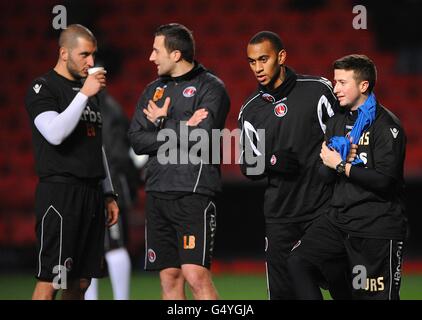 (Links-rechts) Charlton Athletic's Head Physiotherapeut Erol Umut, Sportwissenschaftler Laurence Bloom und Danny Haynes vor dem Start Stockfoto