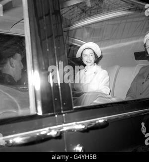 Royalty - Königin Elizabeth II - Euston Station, London Stockfoto