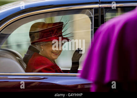 Königin Elisabeth II. Winkt Auf Wiedersehen dem Erzbischof von Canterbury, Dr. Rowan Williams, zu, als sie nach der Teilnahme an einem multireligiösen Empfang anlässlich des diamantenen Jubiläums des Beitritts der Königin im Londoner Lambeth-Palast vertrieben wird. Stockfoto