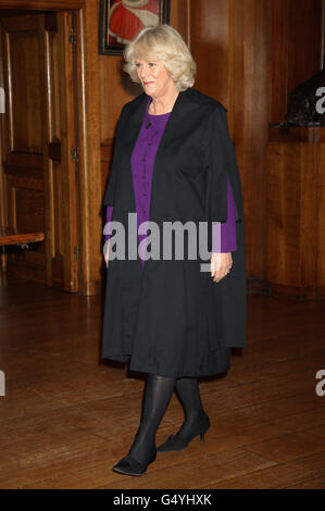 Die Herzogin von Cornwall kommt in der Honourable Society, Gray's Inn, London, an, wo sie von der Wichtigkeit sprach, das Gehirn im Alter herauszufordern, da sie zur Ehrenanwältin ernannt wurde. DRÜCKEN SIE VERBANDSFOTO. Bilddatum: Mittwoch, 15. Februar 2012. Stockfoto