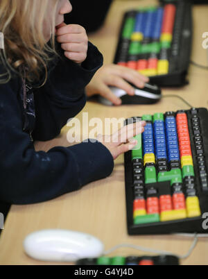 Ein allgemeines Stockfoto zeigt Grundschulkinder bei der Arbeit in einem Klassenzimmer. Stockfoto