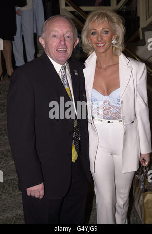 Zauberer Paul Daniels mit seiner Frau Debbie McGee bei den Television and Radio Industries Club (Tric) Awards, die im Grosvenor House im Zentrum von London stattfinden. Stockfoto