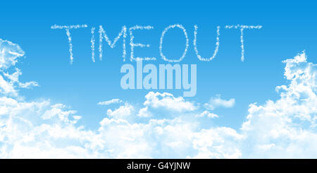 konzeptionelle Business Illustration mit Timeout Wolke Schriftarten auf blauen Himmelshintergrund mit Cumulus-Wolken, Stockfoto