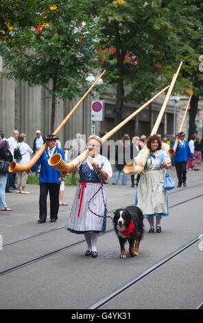 Zürich - 1. AUGUST: Nationalfeiertag-Parade am 1. August 2009 in Zürich, Schweiz. Musiker in historischen Kostümen. Stockfoto