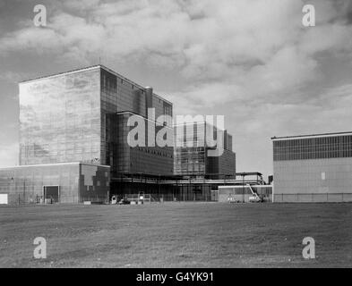 Ein Blick auf das Kernkraftwerk Hinkley Point, der im Vordergrund den Reaktor Nr. 2 zeigt. Stockfoto