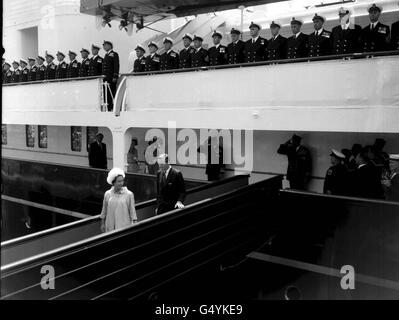 Prinzessin Margaret und ihr Mann, Herr Antony Armstrong - Jones (Lord Snowdon) lächeln glücklich, als sie die Royal Yacht Britannia nach ihrer Ankunft in Portsmouth nach ihrer karibischen Flitterwochen verlassen. Die Prinzessin trägt einen lachsrosa Mantel und weißen Tüllhut. Stockfoto