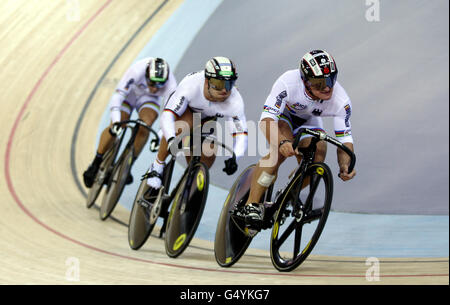 Die deutschen Rene Enders, Robert Forstemann und Maximilian Levy beim Sprint-Qualifying der Männer am ersten Tag des UCI Track Cycling World Cup auf dem Velodrome im Olympiapark in London. Stockfoto