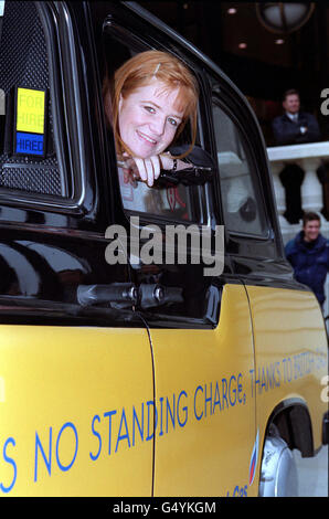 Der Ex-Eastenders-Star Patsy Palmer startete ein monatelange British Gas-Programm, bei dem es genau wie Gas- und Stromzähler „keine Dauergebühren“ für Taxameter geben wird. * die Schwangeren, deren Freund ein Londoner Taxifahrer ist, begrüßten ein schwarzes Taxi von British Gas am Bahnhof Liverpool Street im Zentrum von London. Stockfoto