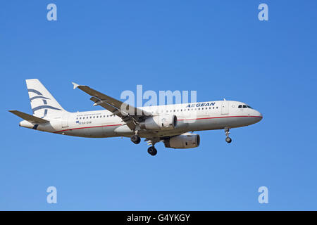 Zürich - 18.Juli: A-320 Aegean Air Landung in Zürich Flughafen nach Kurzstreckenflug auf 18. Juli 2015 in Zürich, Schweiz. Zu Stockfoto