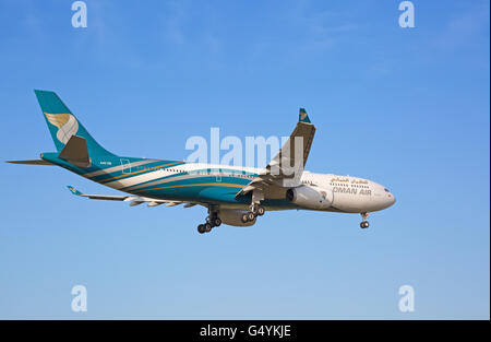 Zürich - 18.Juli: A-330 Oman Air Landung in Zürich Flughafen nach langen Flug am 18. Juli 2015 in Zürich, Schweiz. FLORAKO Stockfoto