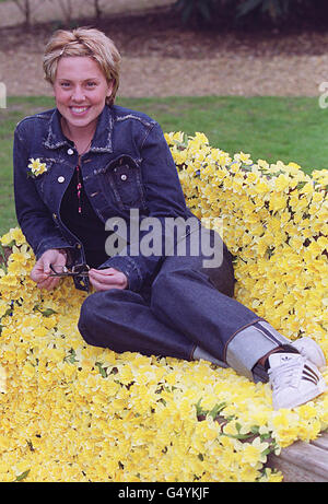 Spice Girl Melanie C auf dem Belgrave Square, die an einer Fotoaktion teilnimmt, um die Öffentlichkeit zum Tragen eines Narzissen zu drängen, am Marie Curie Daffodil Tag am 18. März 2000.die Charity hofft, 3 Millionen während der Kampagne zu sammeln. Stockfoto