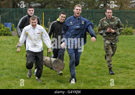 Irish Boxing Team Mitglieder einschließlich Paddy Barnes (vorne links), Joe ward (hinten links), Roy Sheehan (vorne rechts) und David Oliver Joyce tragen Protokolle während der Ausdauer der irischen Streitkräfte und Teambuilding Angriffskurs im Curragh Army Camp, Curragh. Stockfoto