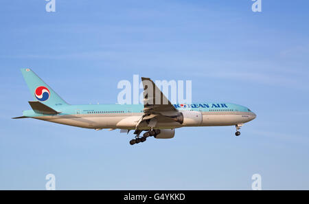 Zürich - 18.Juli: Boeing-777 Korean Air Landung in Zürich nach Intercontinentall Flug am 18. Juli 2015 in Zürich, Schweiz Stockfoto