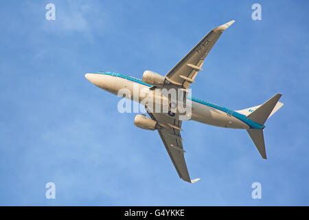 Zürich - 18.Juli: Boeing-737-KLM verlassen Zürich nach für Kurzstreckenflug auf 18. Juli 2015 in Zürich, Schweiz. Zürich airp Stockfoto