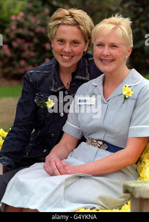 Spice Girl Melanie C auf dem Belgrave Square in London, mit Marie Curie Nurse of the Year Julieann Carter. Die Sängerin nahm an einer Fotocall Teil, um die Öffentlichkeit zum Tragen eines Narzissen zu drängen, am Marie Curie Daffodil Tag am 18. März 2000. * die Wohltätigkeitsorganisation hofft, während der Kampagne 3 Millionen zu sammeln, um die 5,000 starken nationalen Pflegedienste, zehn Hospizdienste und Forschungsarbeiten zu finanzieren. Stockfoto