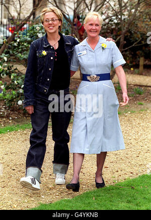 Spice Girl Melanie C auf dem Belgrave Square in London, mit Marie Curie Nurse of the Year Julieann Carter. Die Sängerin nahm an einer Fotocall Teil, um die Öffentlichkeit zum Tragen eines Narzissen zu drängen, am Marie Curie Daffodil Tag am 18. März 2000. * die Wohltätigkeitsorganisation hofft, während der Kampagne 3 Millionen zu sammeln, um die 5,000 starken nationalen Pflegedienste, zehn Hospizdienste und Forschungsarbeiten zu finanzieren. Stockfoto