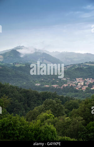 Clearing Regenwolken über den Stadtrand von Sasso Marconi in der Nähe von Bologna, Italien. Stockfoto