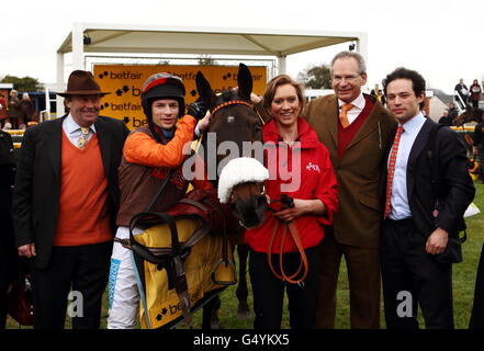 Jockey Sam Waley-Cohen mit Long Run nach dem Gewinn der Betfair Denman-Verfolgungsjagd Stockfoto