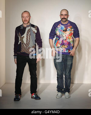 Die Designer Basso und Brooke auf dem Laufsteg am Ende ihrer Herbst/Winter London Fashion Week Show, im MBF:My Beautiful Fashion Veranstaltungsort in Goldsmith's Hall in London. Stockfoto