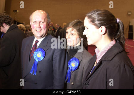 Der konservative Kandidat John Scott mit seiner Frau Charity und seiner Tochter Caroline (rechts) beginnt im Citadel Leisure Center in Ayr für die Nachwahl in Ayr. Stockfoto