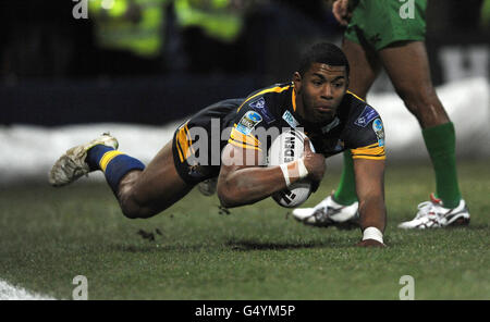 Kallum Watkins von Leeds Rhinos trifft den ersten Versuch seiner Seite beim Spiel der World Club Challenge in Headingley, Leeds. Stockfoto