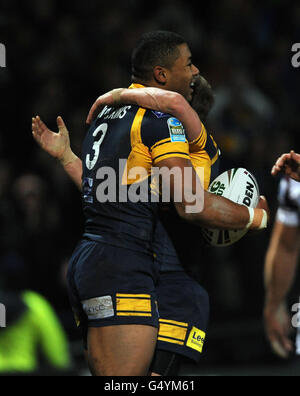 Kallum Watkins von Leeds Rhinos (links) feiert, nachdem er den ersten Versuch seiner Seite beim Spiel der World Club Challenge in Headingley, Leeds, erzielt hat. Stockfoto