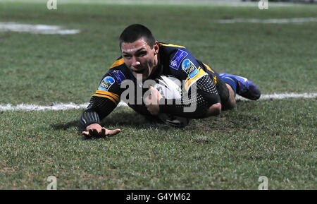 Ryan Hall von Leeds Rhinos geht rüber, um beim Spiel der World Club Challenge in Headingley, Leeds, den zweiten Versuch seiner Seite zu erzielen. Stockfoto